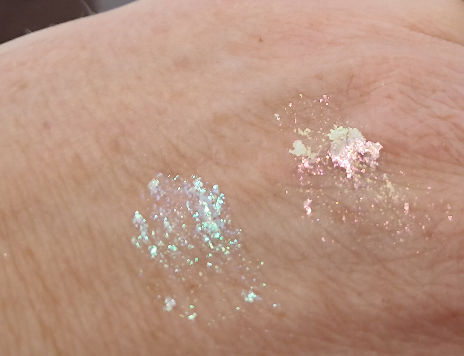 Silux Aurora mixes large and small particles to give a stronger sparkling effect. Only a small percentage is needed in your formulation to create a dramatic iridescent effect.