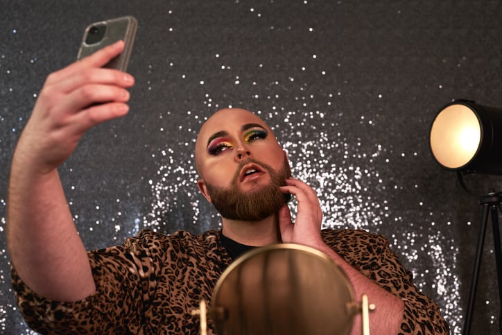 makeup_men_glitter_colour_bright_trends_art_social_mobile_genderfluid.jpg