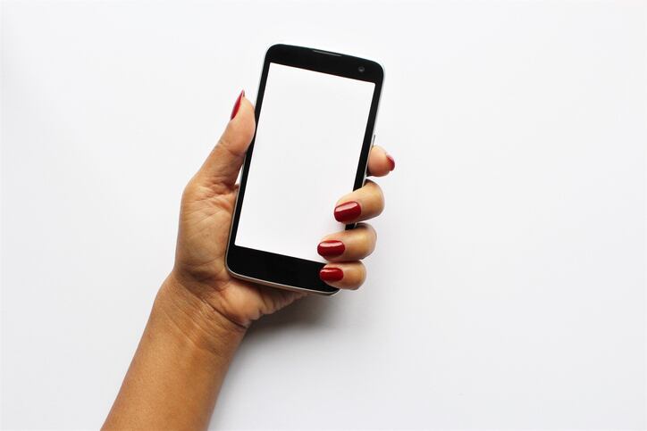 mobile_phone_socialmedia_consumer_woman_online_digital_ecommerce_claims_cosmetics_beauty_personalcare_marketing_regulation.jpg