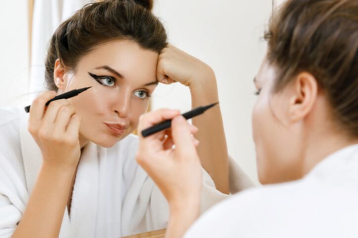 cosmetics_makeup_consumer_female_mirror_eyeliner_beauty.jpg