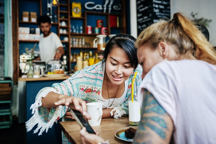 phone_mobile_socialmedia_digital_influencer_marketing_friends.jpg