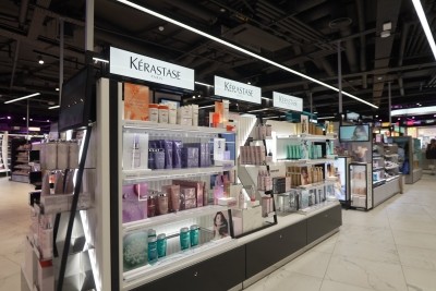 The new store offers 250 curated beauty brands, dermatologist-trained pharmacists, professional scalp analysis and a fragrance discovery bar