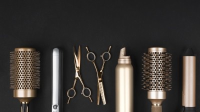 L’Oréal supports hair salon reopening following COVID-19 precautions – photo © Getty Images \ (didecs) shows a collection of gold hair tools on a black background 