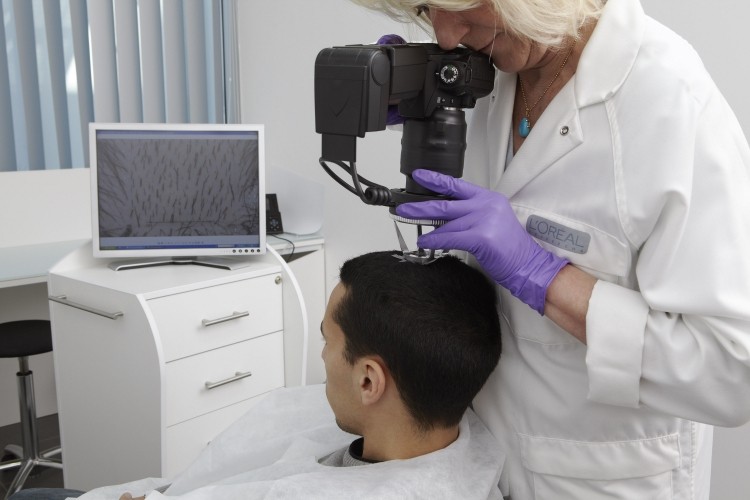 Scientist measuring hair density in a Phototrichogram L'Oréal